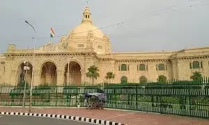 यूपी विधानसभा के गेट नंबर 3 पर लगी आग, आग पर काबू पाया गया यूपी विधानसभा के गेट नंबर 3 पर लगी आग, आग पर काबू पाया गया