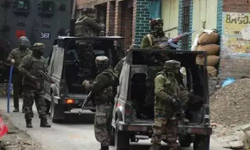 J&K: राजौरी में आतंकियों की फायरिंग में 3 लोगों की मौत, 7 घायल, सेना ने पूरे क्षेत्र को घेरा J&K: राजौरी में आतंकियों की फायरिंग में 3 लोगों की मौत, 7 घायल, सेना ने पूरे क्षेत्र को घेरा