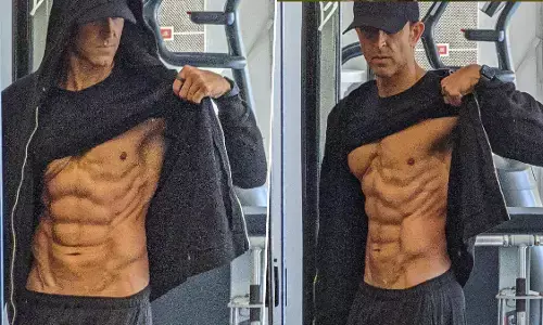 Hrithik Roshan ने साल 2023 की दमदार शुरुआत करते हुए दिखाए अपने सिक्स पैक ऐब्स, फैंस के उड़े होश Hrithik Roshan ने साल 2023 की दमदार शुरुआत करते हुए दिखाए अपने सिक्स पैक ऐब्स, फैंस के उड़े होश