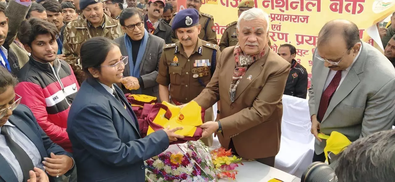 मुख्य सचिव एवं डीजीपी माघ मेला क्षेत्र में श्रद्धालुओं से बातचीत कर व्यवस्थाओं के बारे में ली जानकारी