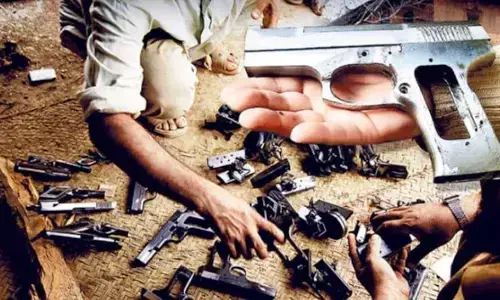 कुशीनगर में अवैध हथियार बनाने वाले कारखाने का हुआ पर्दाफाश कुशीनगर में अवैध हथियार बनाने वाले कारखाने का हुआ पर्दाफाश