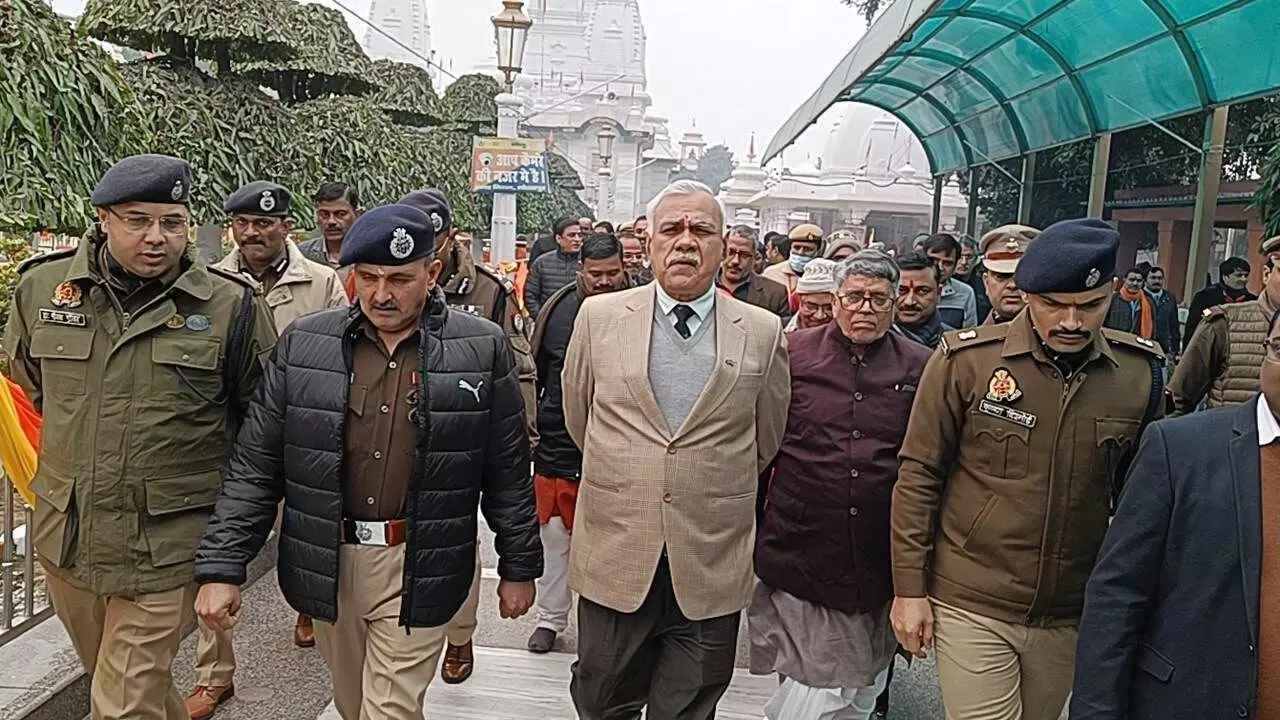 मुख्य सचिव और डीजीपी ने गोरखनाथ मंदिर में लगने वाले खिचड़ी मेले का किया निरीक्षण