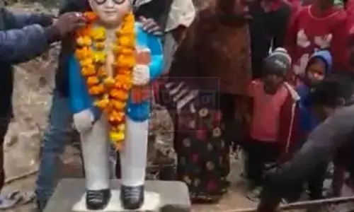 प्रशासन ने विवादित जमीन पर स्थापित की गई डॉ•भीमराव अंबेडकर की मूर्ति को हटवाया, विवाद हुआ शांत