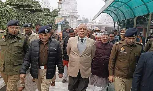 मुख्य सचिव और डीजीपी ने गोरखनाथ मंदिर में लगने वाले खिचड़ी मेले का किया निरीक्षण