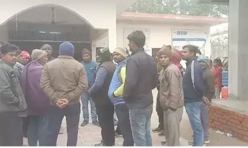 रहस्यमयी तरीके से गायब किशोरी को कमरे से किया परिजनों ने बरामद, पुलिस ने काफी दबाब के बाद की रिपोर्ट दर्ज रहस्यमयी तरीके से गायब किशोरी को कमरे से किया परिजनों ने बरामद, पुलिस ने काफी दबाब के बाद की रिपोर्ट दर्ज