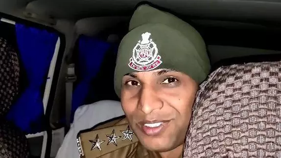 ग्वालियर के डिप्टी एसपी संतोष पटेल ने समझाई पुलिस की गाडी में बजने वाले हूटर की भाषा...देखिए- वीडियो