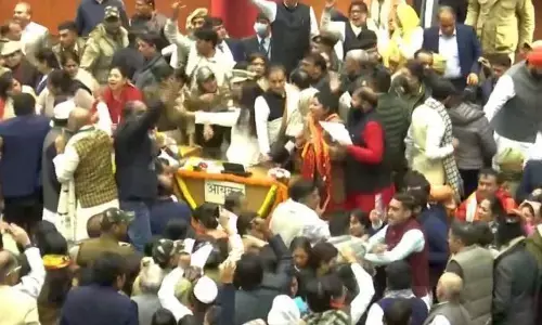 दिल्ली मेयर चुनाव में जमकर हंगामा, पार्षदों के बीच जमकर हाथापाई, अब अगली तारीख का इंतजार