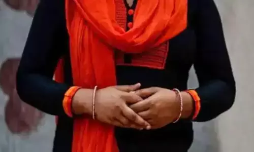 शिक्षिका प्रेमिका पहुंची प्रेमी के घर, युवक घर प्रेमिका को देख घर से भाग गया शिक्षिका प्रेमिका पहुंची प्रेमी के घर, युवक घर प्रेमिका को देख घर से भाग गया