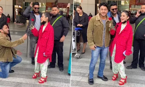 Urfi Javed Sexy Video: Urfi Javed को फैन ने सरेआम एयरपोर्ट पर गुलाब देकर किया प्रोपोज, शर्म से लाल हुई मॉडल Urfi Javed Sexy Video: Urfi Javed को फैन ने सरेआम एयरपोर्ट पर गुलाब देकर किया प्रोपोज, शर्म से लाल हुई मॉडल