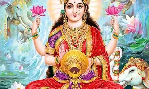 घर में लगाएं मां लक्ष्मी की ऐसी तस्वीर, जमकर होगी धन की वर्षा