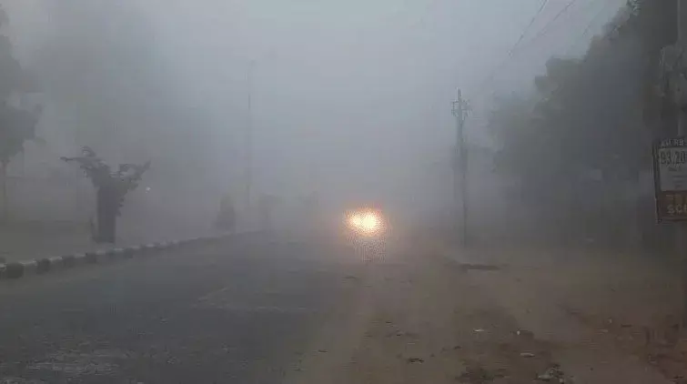 Fatehpur News: हाड़ कंपा देने वाली ठंड में भी चौराहों से अलाव गायब, भीषण ठंड में मर रहा गरीब, कथित समाजसेवी भूमिगत Fatehpur News: हाड़ कंपा देने वाली ठंड में भी चौराहों से अलाव गायब, भीषण ठंड में मर रहा गरीब, कथित समाजसेवी भूमिगत