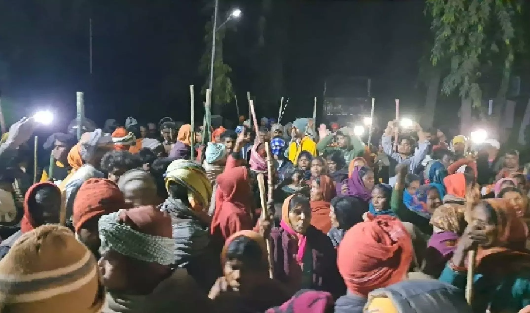 Rohtas News: आदिवासी महिला की मौत के बाद भड़के लोग, वन विभाग के कर्मियों के साथ की मारपीट Rohtas News: आदिवासी महिला की मौत के बाद भड़के लोग, वन विभाग के कर्मियों के साथ की मारपीट