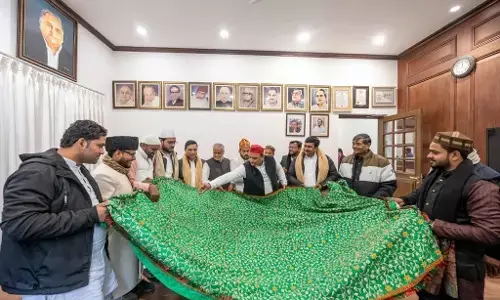 अखिलेश यादव ने आज अजमेर शरीफ़ के लिए श्रद्धा के साथ चादर किया रवाना अखिलेश यादव ने आज अजमेर शरीफ़ के लिए श्रद्धा के साथ चादर किया रवाना