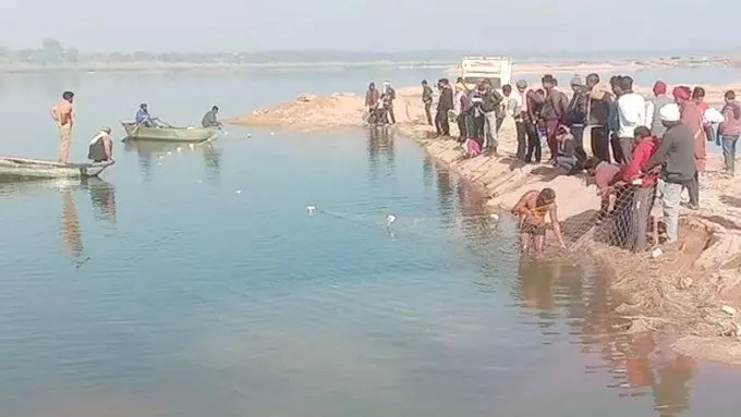 झांसी में छापामार टीम को देख नदी में कूदे खनन माफिया