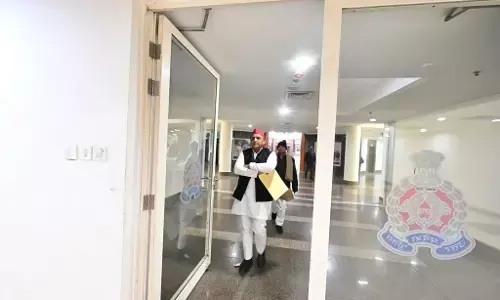सपा मीडिया सेल के ट्विटर हैंडल के संचालक मनीष जगन अग्रवाल को किया गिरफ़्तार, अखिलेश यादव पहुंचे पुलिस मुख्यालय सपा मीडिया सेल के ट्विटर हैंडल के संचालक मनीष जगन अग्रवाल को किया गिरफ़्तार, अखिलेश यादव पहुंचे पुलिस मुख्यालय