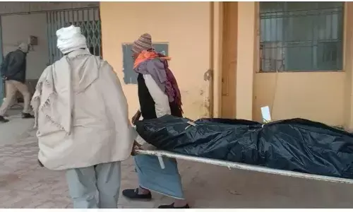 अज्ञात कारण एक युवक की कुएं में डूबने से हुई मौत,शव को लाया गया जिला मोर्चरी अज्ञात कारण एक युवक की कुएं में डूबने से हुई मौत,शव को लाया गया जिला मोर्चरी