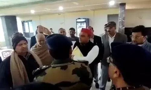 अखिलेश यादव ने पुलिस मुख्यालय में चाय पीने से इंकार किया, बोले क्या भरोसा आप मुझे जहर दे दो! देखिए पूरा वीडियो अखिलेश यादव ने पुलिस मुख्यालय में चाय पीने से इंकार किया, बोले क्या भरोसा आप मुझे जहर दे दो! देखिए पूरा वीडियो