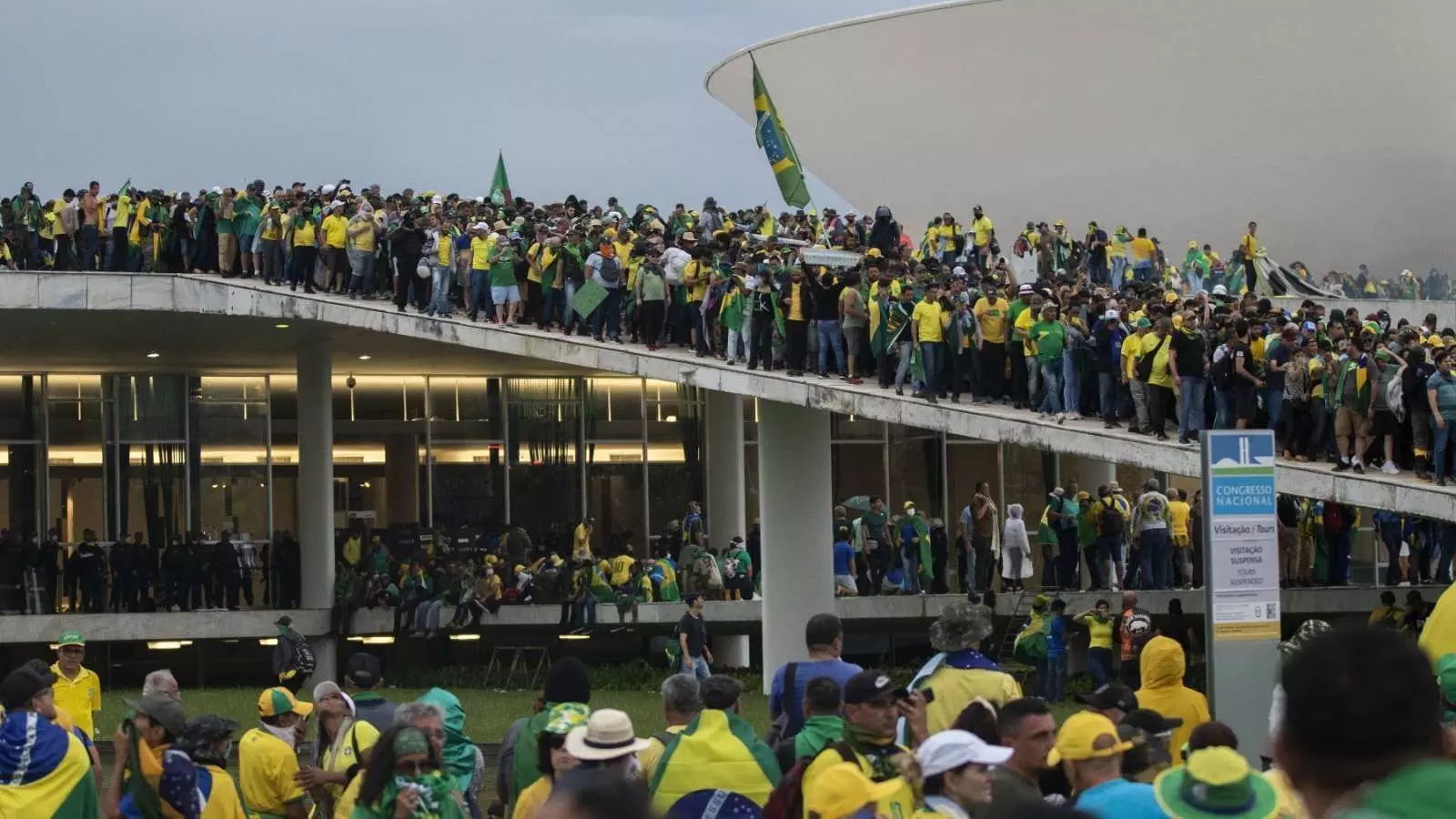 ब्राजील में पूर्व राष्ट्रपति के समर्थकों का जबरदस्त हंगामा, संसद भवन-SC में बोला धावा, 400 गिरफ्तार