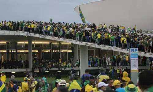 ब्राजील में पूर्व राष्ट्रपति के समर्थकों का जबरदस्त हंगामा, संसद भवन-SC में बोला धावा, 400 गिरफ्तार ब्राजील में पूर्व राष्ट्रपति के समर्थकों का जबरदस्त हंगामा, संसद भवन-SC में बोला धावा, 400 गिरफ्तार