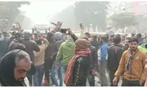 गाजियाबाद में ऑटो चालक की मौत के बाद लगाया जाम, परिजनों का आरोप पुलिस की पिटाई से हुई मौत गाजियाबाद में ऑटो चालक की मौत के बाद लगाया जाम, परिजनों का आरोप पुलिस की पिटाई से हुई मौत