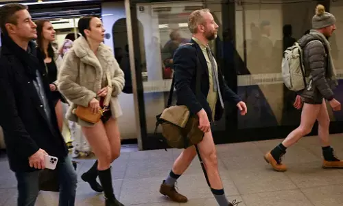 जब बिना पैंट पहने ट्रेन में नजर आए लंदन के लोग, जानिए- आखिर क्यों हुआ ऐसा? जब बिना पैंट पहने ट्रेन में नजर आए लंदन के लोग, जानिए- आखिर क्यों हुआ ऐसा?