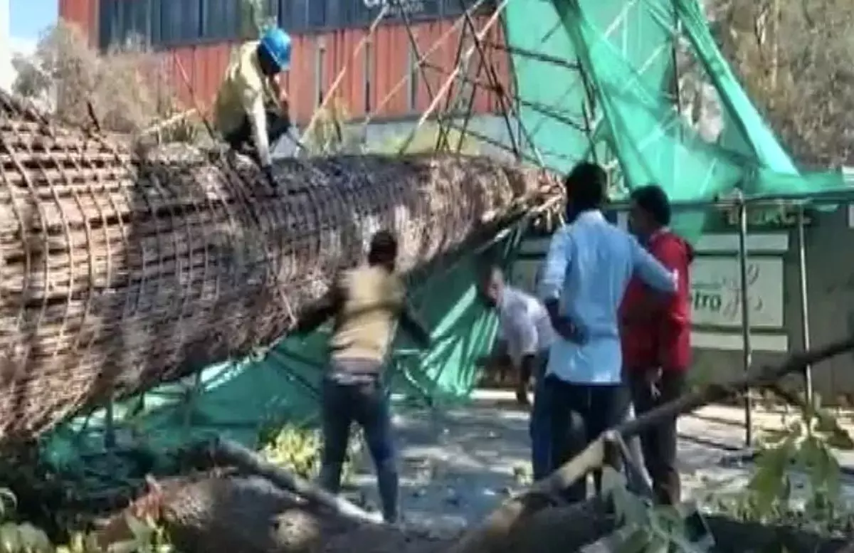 Bengaluru metro pillar collapse: बेंगलुरु में निर्माणाधीन मेट्रो पिलर गिरा, महिला और बेटे की मौत; पति और बेटी गंभीर रूप से घायल