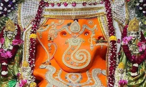 गणेश चतुर्थी आज! काशी में श्रद्धालु कर रहे हैं दर्शन पूजन, मंदिरों में लगी व्रती महिलाओं की कतार...