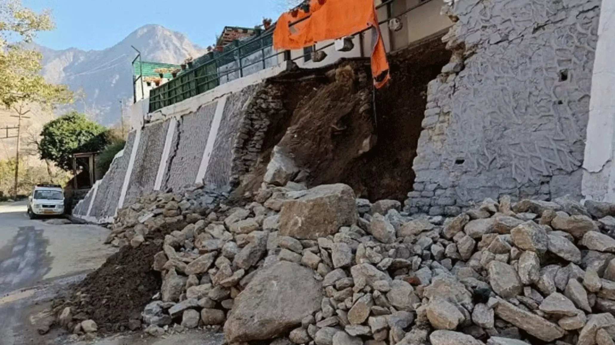 Joshimath Sinking News: इमारतें ढहाने पहुंचा बुल्डोजर, प्रभावित लोगों ने दी आत्मदाह की धमकी