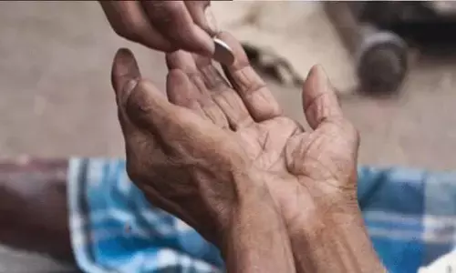 शाहजहांपुर से एक दुखद घटना सामने आई है.. पत्नी की मौत पर पति ने भीख मांगकर किया अंतिम संस्कार शाहजहांपुर से एक दुखद घटना सामने आई है.. पत्नी की मौत पर पति ने भीख मांगकर किया अंतिम संस्कार