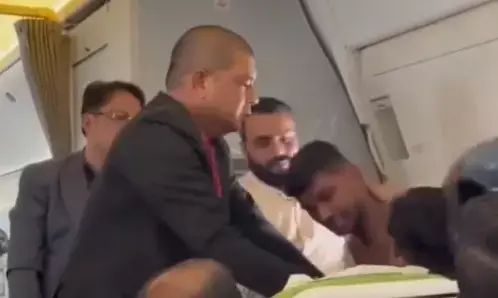 विमान में यात्रियों के बीच हुई मुक्केबाजी, जमकर चलें लात घूंसे