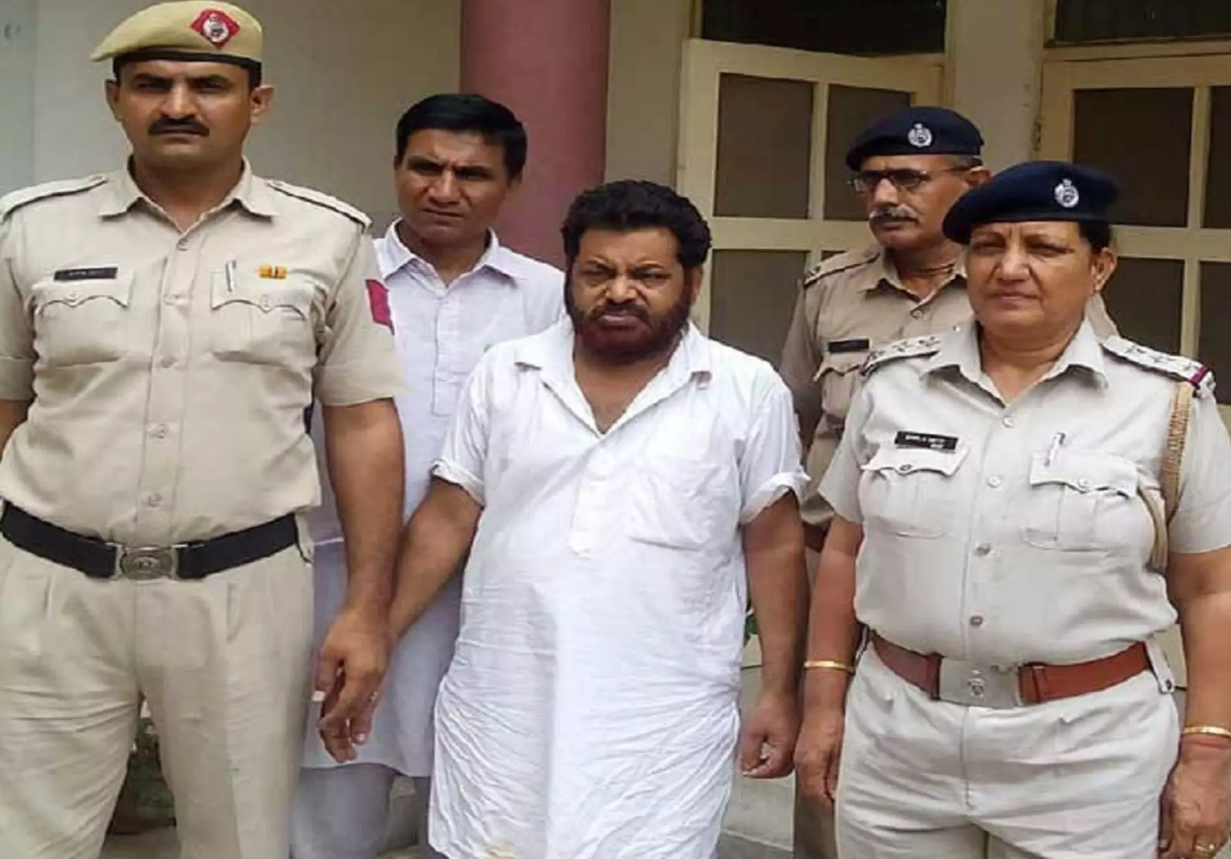 तंत्र-मंत्र की आड़ में 100 महिलाओं से रेप, हरियाणा के इस बाबा को मिली 14 साल की सजा तंत्र-मंत्र की आड़ में 100 महिलाओं से रेप, हरियाणा के इस बाबा को मिली 14 साल की सजा