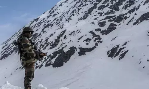 जम्मू-कश्मीर: कुपवाड़ा में खाई में गिरे सेना के तीन जवान शहीद, बर्फीले इलाके में गश्त के दौरान हुआ हादसा जम्मू-कश्मीर: कुपवाड़ा में खाई में गिरे सेना के तीन जवान शहीद, बर्फीले इलाके में गश्त के दौरान हुआ हादसा