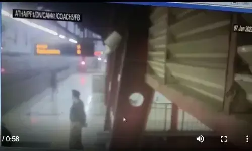 Watch Video: गाज़ियाबाद : अर्थला मेट्रो स्टेशन पर सीआईएसएफ के जवानों ने बचाई महिला की जान, घटना cctv मे कैद Watch Video: गाज़ियाबाद : अर्थला मेट्रो स्टेशन पर सीआईएसएफ के जवानों ने बचाई महिला की जान, घटना cctv मे कैद