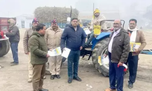 परिवहन विभाग ने ट्रैक्टर-ट्रालियों में लगवाया रेडियम टेप