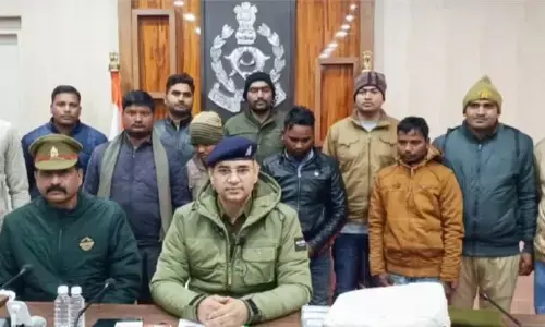 जेवर की सफाई के बहाने ठगी करने वाले गिरोह के चार सदस्यों को पुलिस ने किया गिरफ्तार जेवर की सफाई के बहाने ठगी करने वाले गिरोह के चार सदस्यों को पुलिस ने किया गिरफ्तार