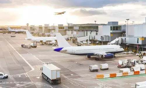 अमेरिका में विमान सेवा ठप, 1000 से ज्यादा उड़ानें लेट, जानिए- पूरा मामला अमेरिका में विमान सेवा ठप, 1000 से ज्यादा उड़ानें लेट, जानिए- पूरा मामला