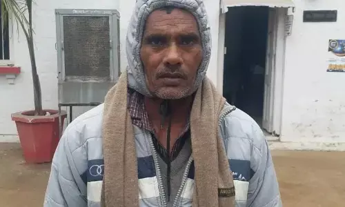 एक साल से नहीं मिला पुत्र, अवैध सम्बन्धों के चलते हत्या की आशंका, पीड़ित पिता ने लगाई कप्तान से गुहार एक साल से नहीं मिला पुत्र, अवैध सम्बन्धों के चलते हत्या की आशंका, पीड़ित पिता ने लगाई कप्तान से गुहार