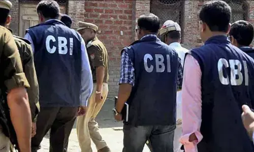 3 राज्यों में 50 जगहों पर CBI की ताबड़तोड़ छापेमारी, एक अधिकारी गिरफ्तार