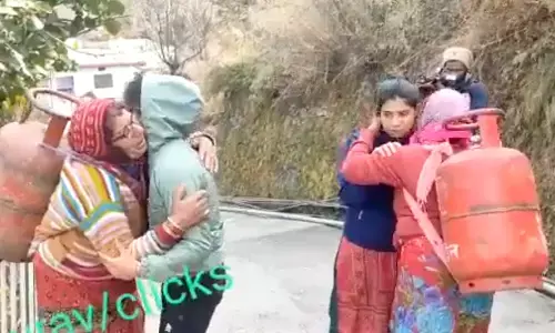 Joshimath Crisis : जोशीमठ छूटने का दर्द : फफक-फफक कर रोतीं महिलाएं, रूला देंगे ये दृश्य Joshimath Crisis : जोशीमठ छूटने का दर्द : फफक-फफक कर रोतीं महिलाएं, रूला देंगे ये दृश्य