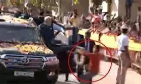 रोड शो में PM मोदी की सुरक्षा में चूक, माला लिए काफिले के करीब पहुंचा युवक, SPG ने दबोचा