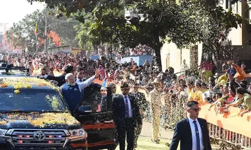 PM नरेंद्र मोदी की सुरक्षा में चूक, रोड शो के दौरान माला पहनाने की कोशिश PM नरेंद्र मोदी की सुरक्षा में चूक, रोड शो के दौरान माला पहनाने की कोशिश