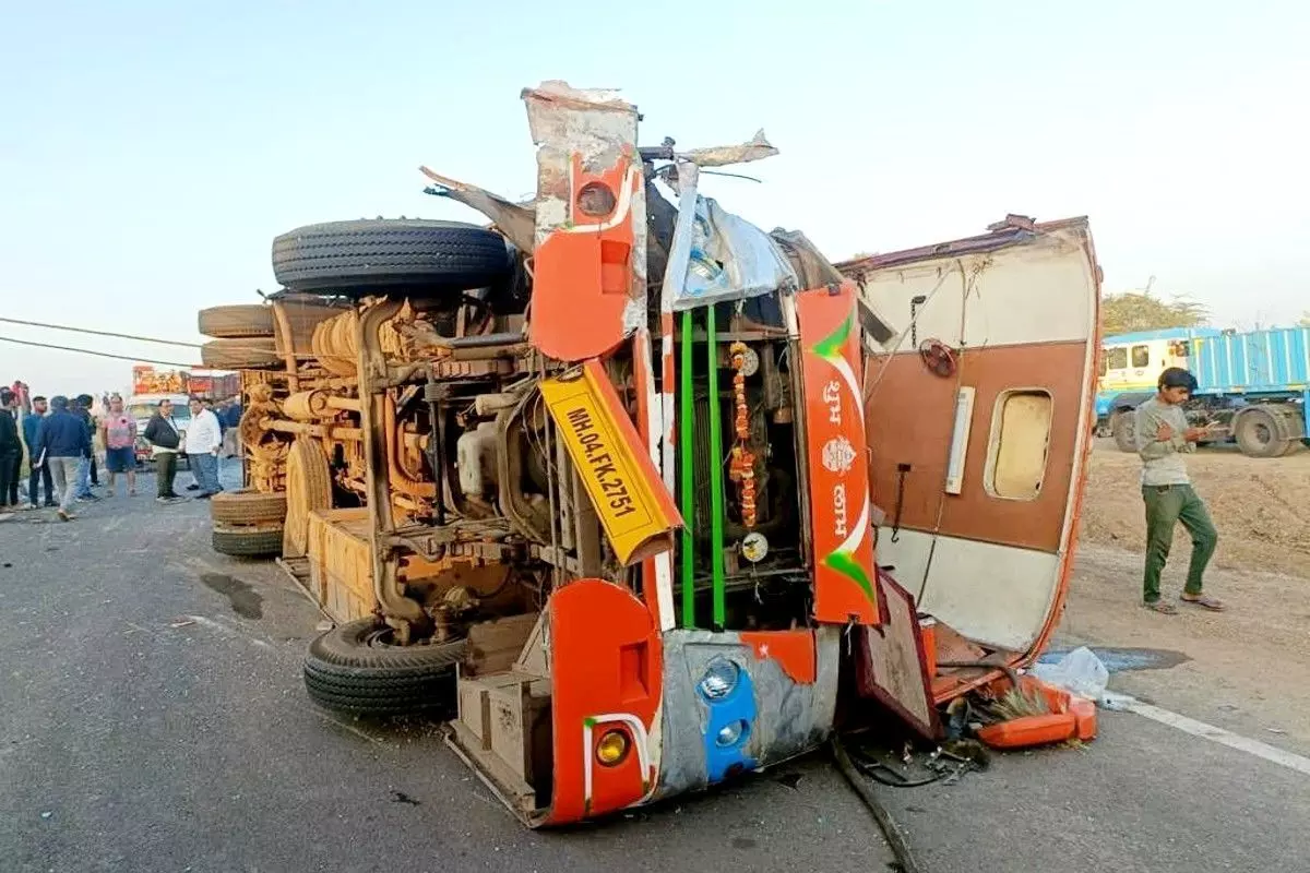 महाराष्ट्र में बड़ा हादसा: ट्रक और बस की भिड़ंत में शिरडी जा रहे 10 साईं भक्तों की मौत, कई घायल