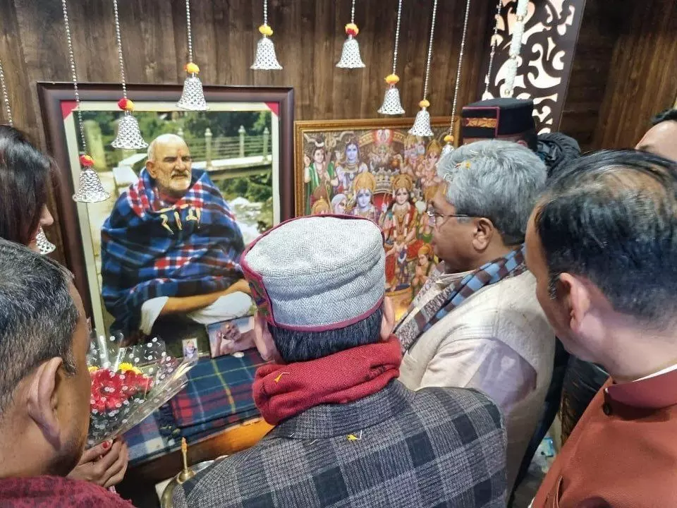 उत्तराखंड राज्य के प्रभारी महासचिव दुष्यंत गौतम ने जोशीमठ आपदा के लिए नीवकरौरी बाबा से की प्रार्थना