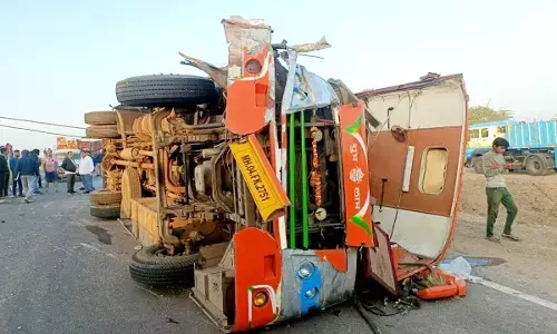 महाराष्ट्र में बड़ा हादसा: ट्रक और बस की भिड़ंत में शिरडी जा रहे 10 साईं भक्तों की मौत, कई घायल महाराष्ट्र में बड़ा हादसा: ट्रक और बस की भिड़ंत में शिरडी जा रहे 10 साईं भक्तों की मौत, कई घायल