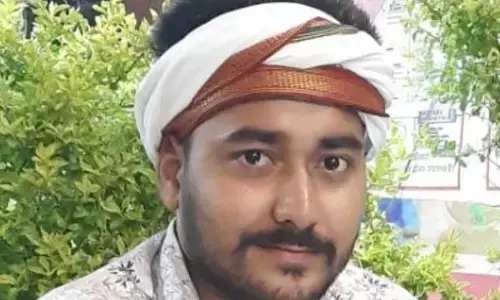 Bihar: जेल में बंद कैदी ने गाया शानदार गाना..गाना सुन भावुक हुए यूपी के विधायक शलभ मणि त्रिपाठी..अब आ रहें बड़े बड़े स्टूडियो से फ़ोन Bihar: जेल में बंद कैदी ने गाया शानदार गाना..गाना सुन भावुक हुए यूपी के विधायक शलभ मणि त्रिपाठी..अब आ रहें बड़े बड़े स्टूडियो से फ़ोन