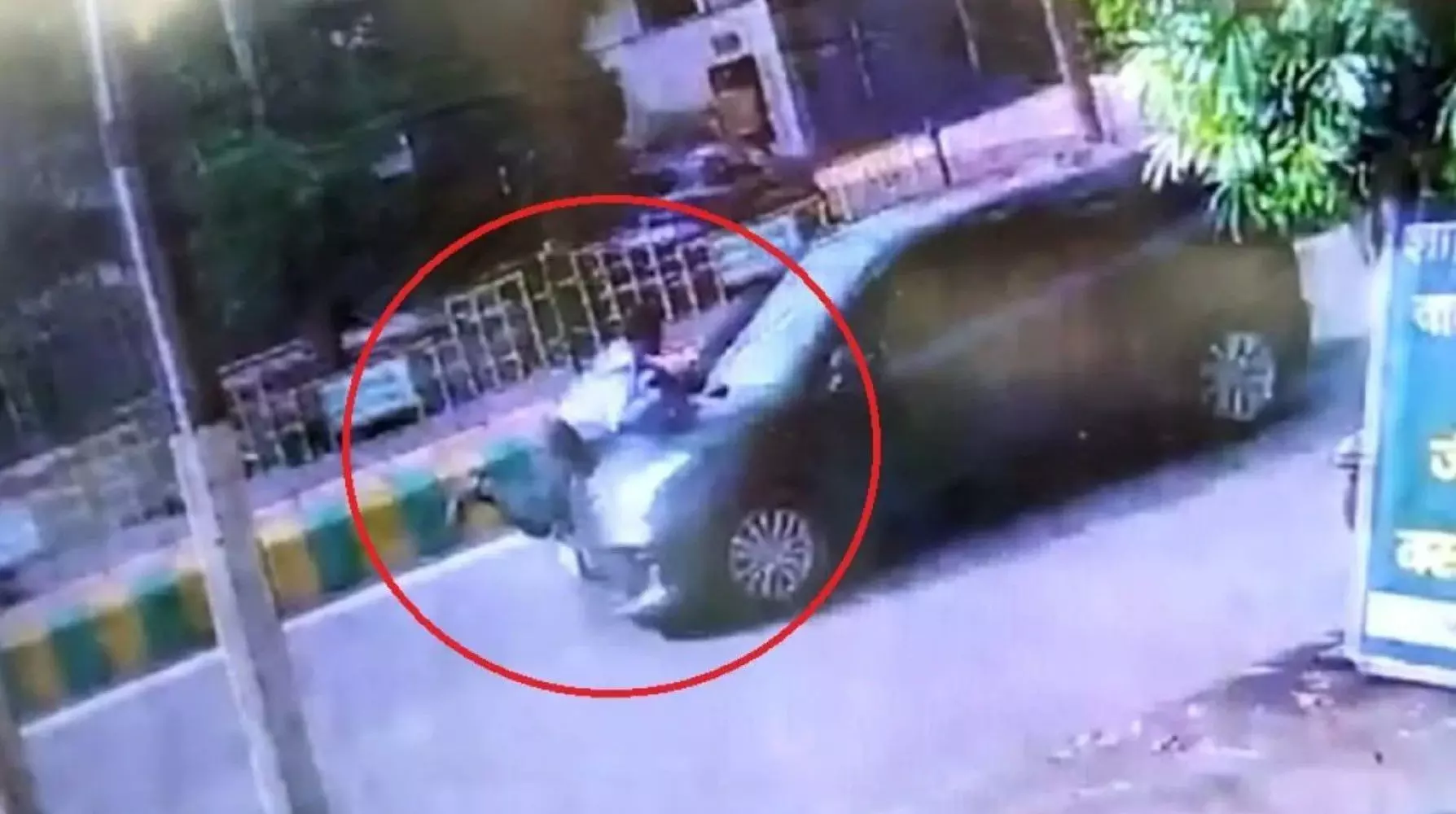 Delhi News: कार से टक्कर मारने के बाद शख्स को बोनट पर घसीटा, CCTV वीडियो आया सामने