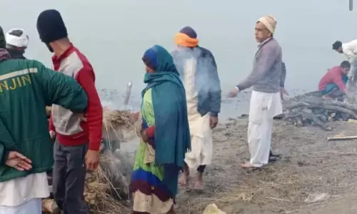 पट्टीदारों ने किया इंकार तो बहू ने दी सास की चिता को आग