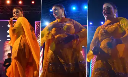 Sapna Choudhary Sexy Video: सपना चौधरी ने पीला सूट पहनकर स्टेज पर जमकर लगाए ठुमके, वीडियो देखकर झूमे फैंस Sapna Choudhary Sexy Video: सपना चौधरी ने पीला सूट पहनकर स्टेज पर जमकर लगाए ठुमके, वीडियो देखकर झूमे फैंस
