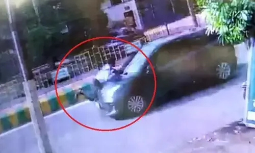 Delhi News: कार से टक्कर मारने के बाद शख्स को बोनट पर घसीटा, CCTV वीडियो आया सामने