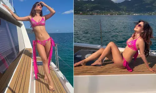 Karishma Sharma Sexy Video: करिश्मा शर्मा ने पिंक बिकनी पहन फ्लॉन्ट किसा सेक्सी फिगर, एक्ट्रेस की बोल्डनेस ने यूजर्स के उड़ाए होश Karishma Sharma Sexy Video: करिश्मा शर्मा ने पिंक बिकनी पहन फ्लॉन्ट किसा सेक्सी फिगर, एक्ट्रेस की बोल्डनेस ने यूजर्स के उड़ाए होश